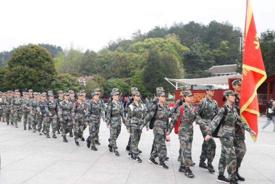 湘潭大学学子徒步行进中。