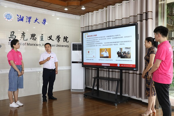 马克思主义学院党委书记张佑祥给大家介绍学院师资队伍、专业特色、人才培养等情况。